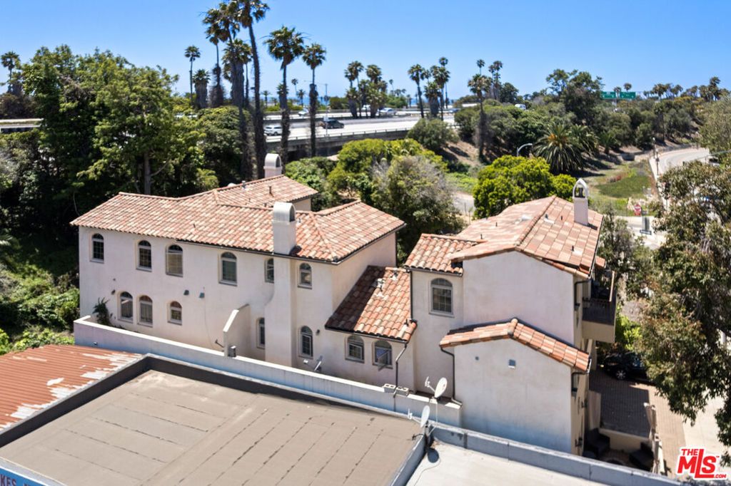 Image 13 of property listing at 44 E Thompson Boulevard, Ventura, CA 93001