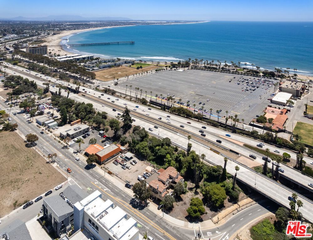 Image 16 of property listing at 44 E Thompson Boulevard, Ventura, CA 93001