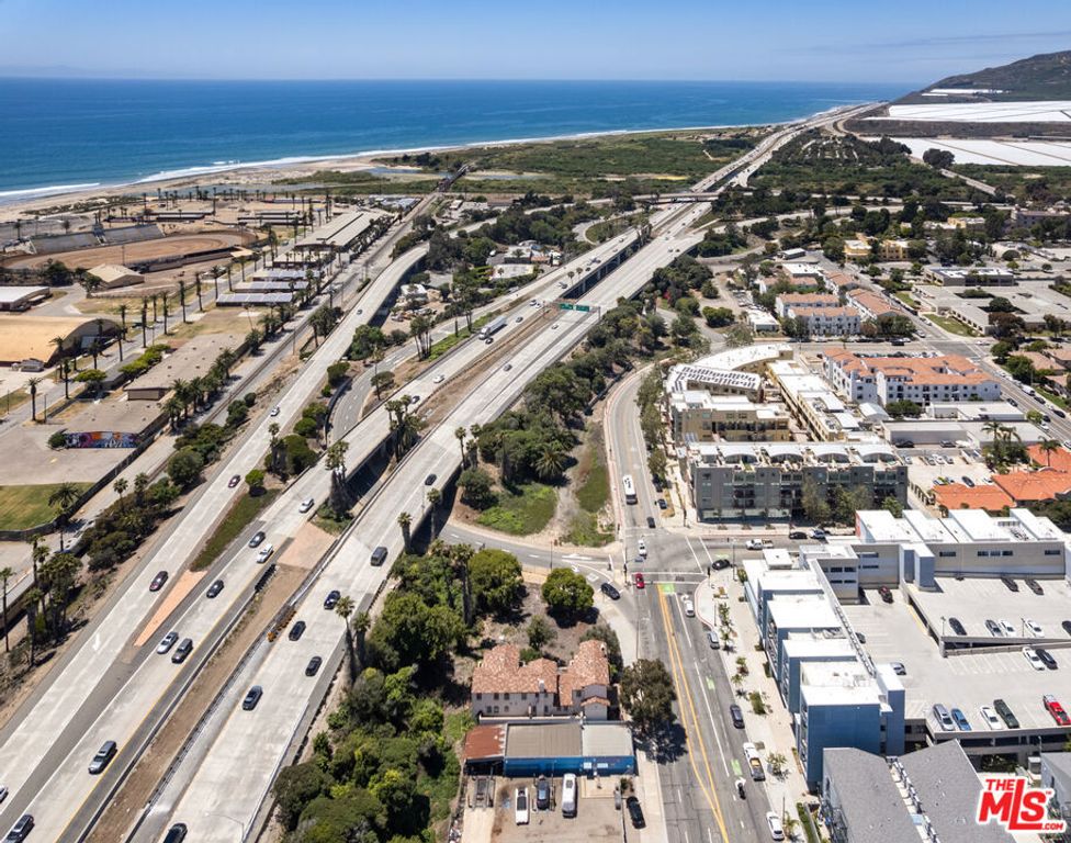 Image 17 of property listing at 44 E Thompson Boulevard, Ventura, CA 93001