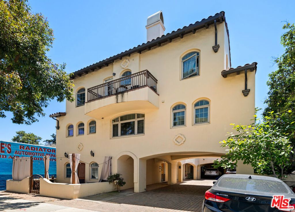 Image 2 of property listing at 44 E Thompson Boulevard, Ventura, CA 93001