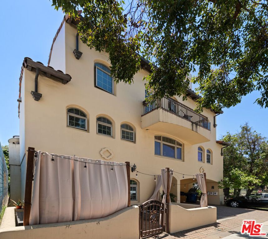 Image 3 of property listing at 44 E Thompson Boulevard, Ventura, CA 93001