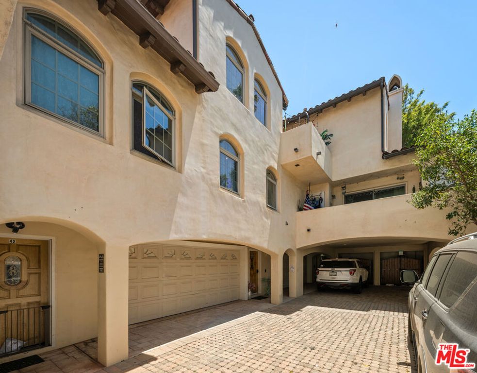 Image 4 of property listing at 44 E Thompson Boulevard, Ventura, CA 93001