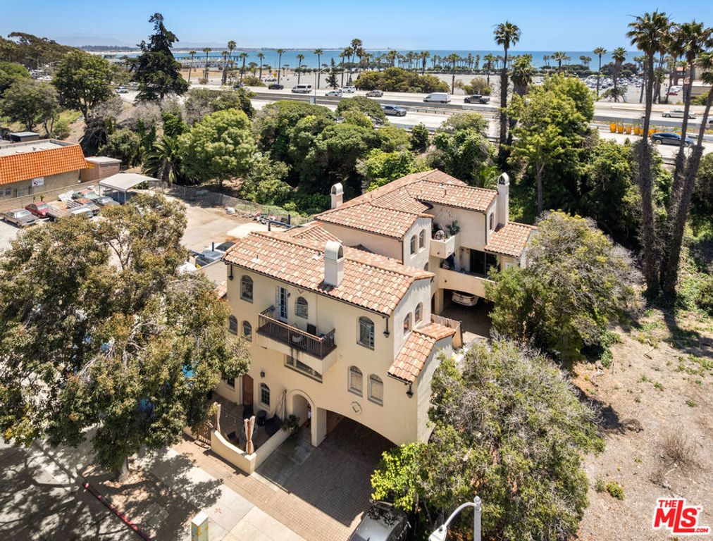 Image 6 of property listing at 44 E Thompson Boulevard, Ventura, CA 93001