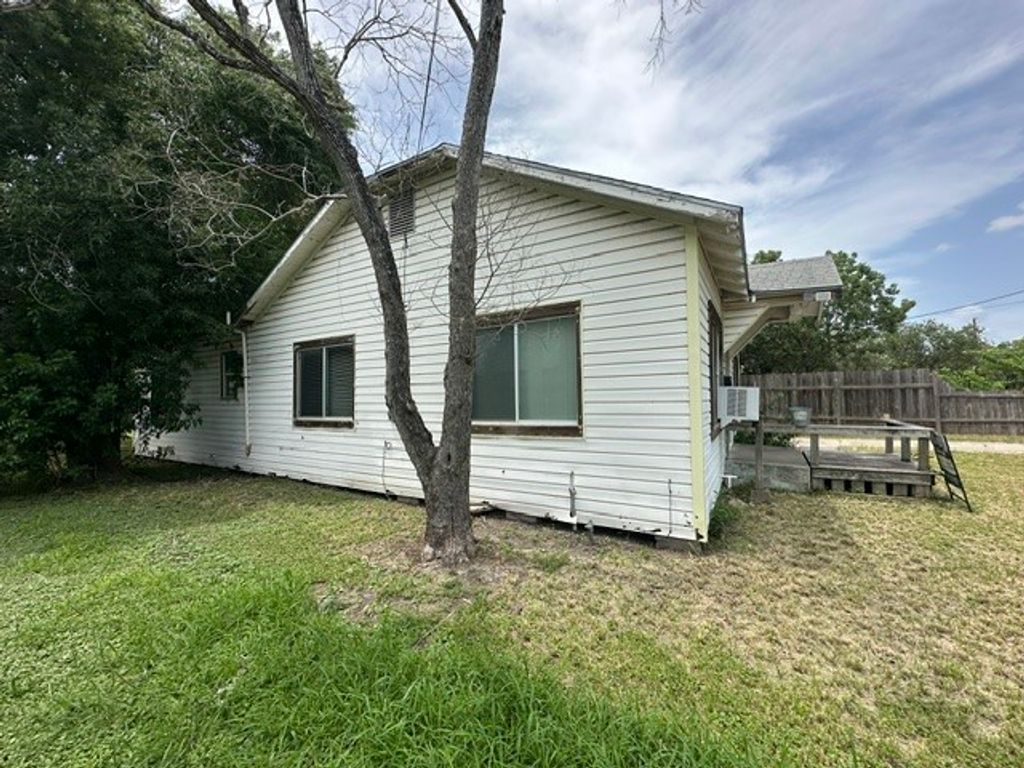 207 N Oneal Ave, Sinton, TX 78387 — photo 2