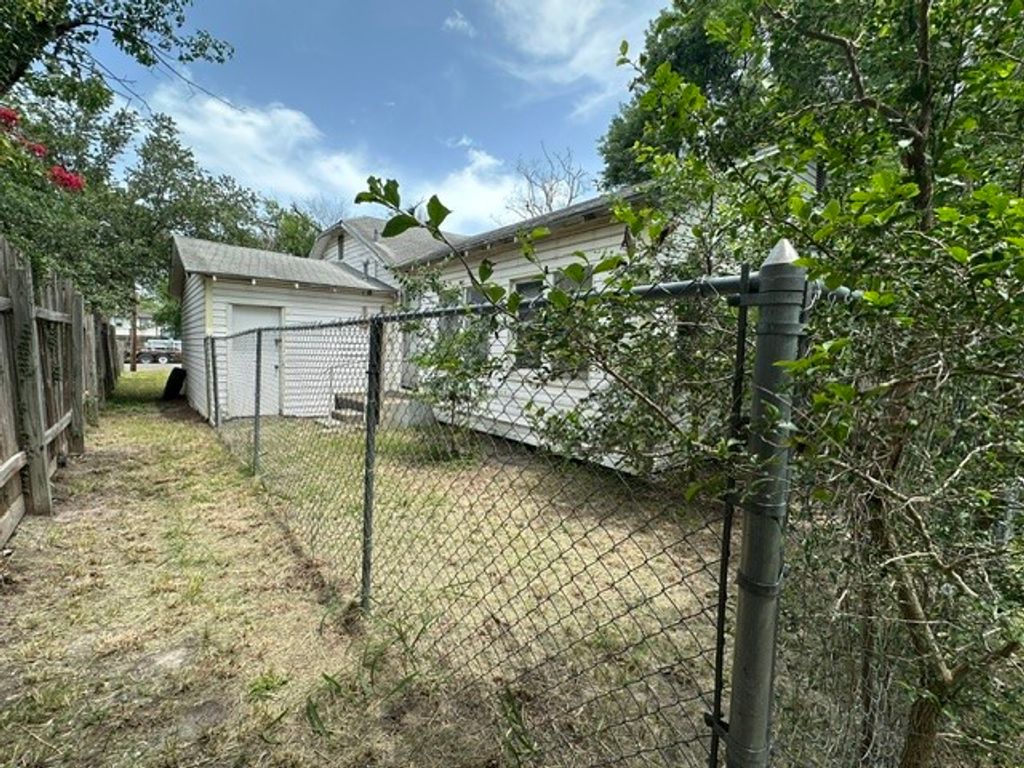 207 N Oneal Ave, Sinton, TX 78387 — photo 4