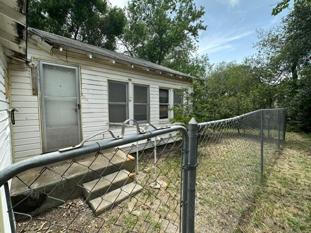 207 N Oneal Ave, Sinton, TX 78387 — photo 5
