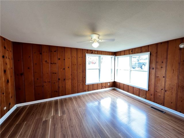 402 Parrott Drive, Huntsville, AR 72740