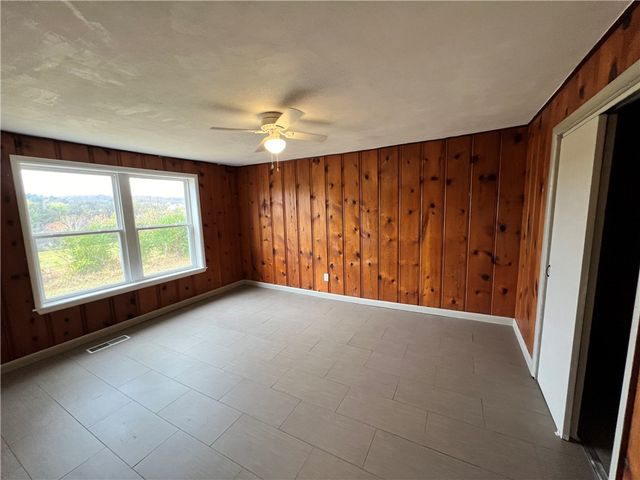 402 Parrott Drive, Huntsville, AR 72740