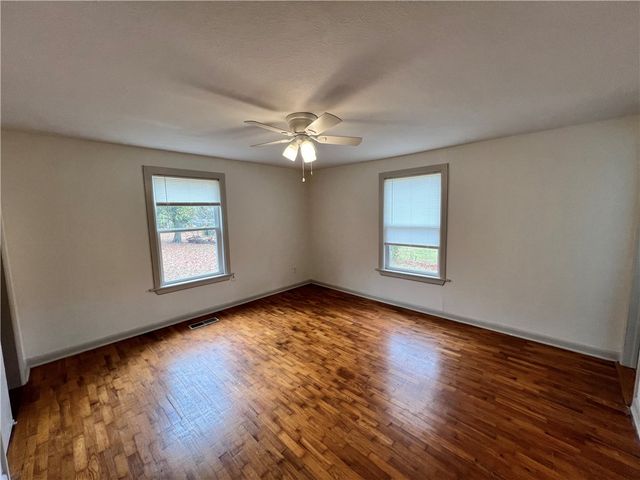 402 Parrott Drive, Huntsville, AR 72740