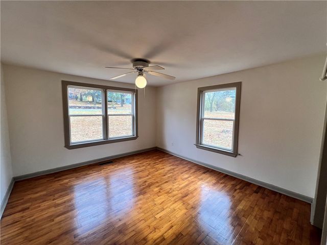 402 Parrott Drive, Huntsville, AR 72740