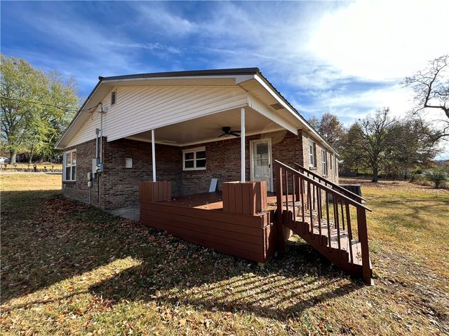 402 Parrott Drive, Huntsville, AR 72740