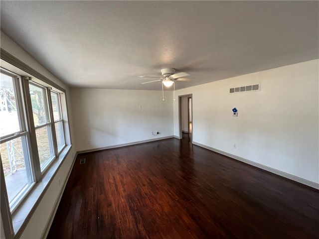 402 Parrott Drive, Huntsville, AR 72740