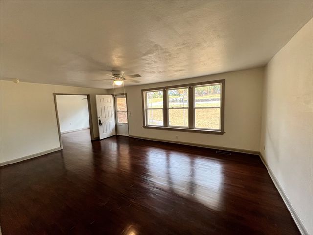 402 Parrott Drive, Huntsville, AR 72740