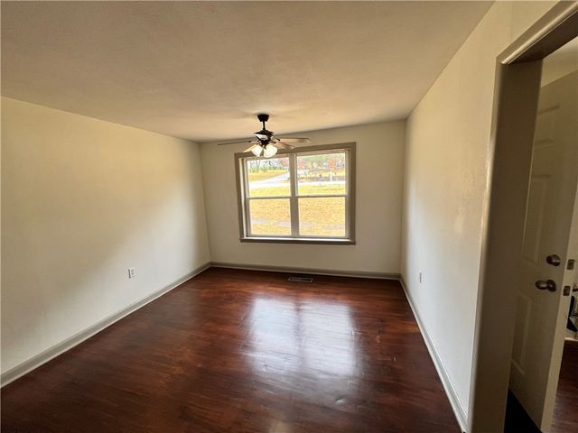 402 Parrott Drive, Huntsville, AR 72740