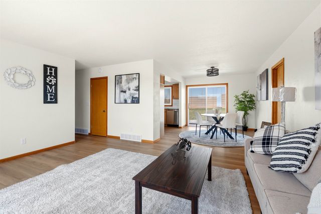 425 11th Ave NE, Minot, ND 58703