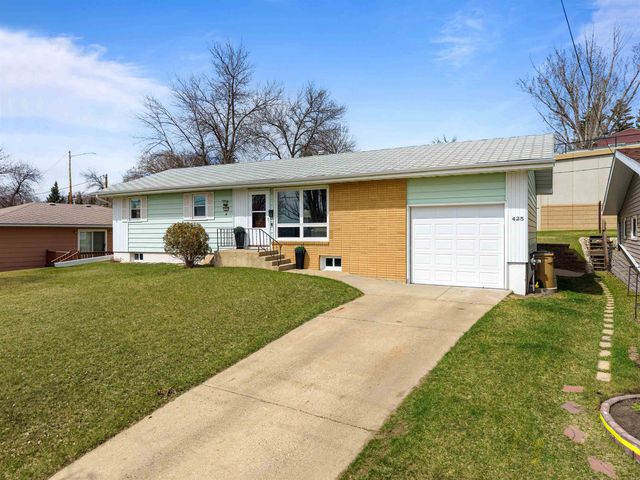425 11th Ave NE, Minot, ND 58703