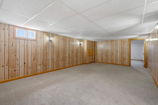 425 11th Ave NE, Minot, ND 58703