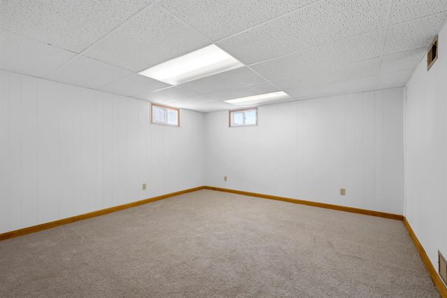 425 11th Ave NE, Minot, ND 58703