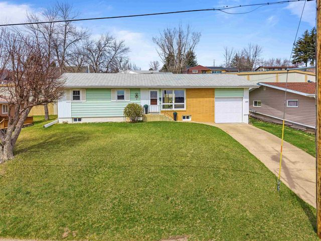 425 11th Ave NE, Minot, ND 58703