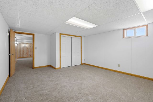 425 11th Ave NE, Minot, ND 58703