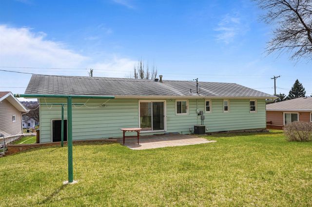425 11th Ave NE, Minot, ND 58703