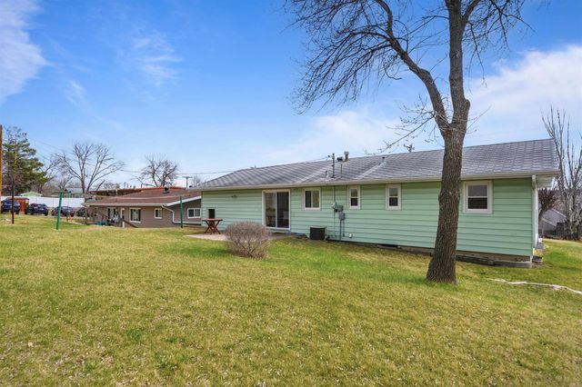 425 11th Ave NE, Minot, ND 58703