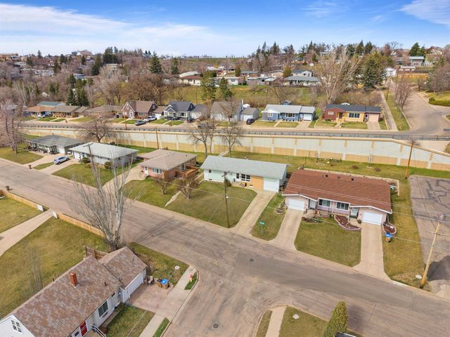 425 11th Ave NE, Minot, ND 58703