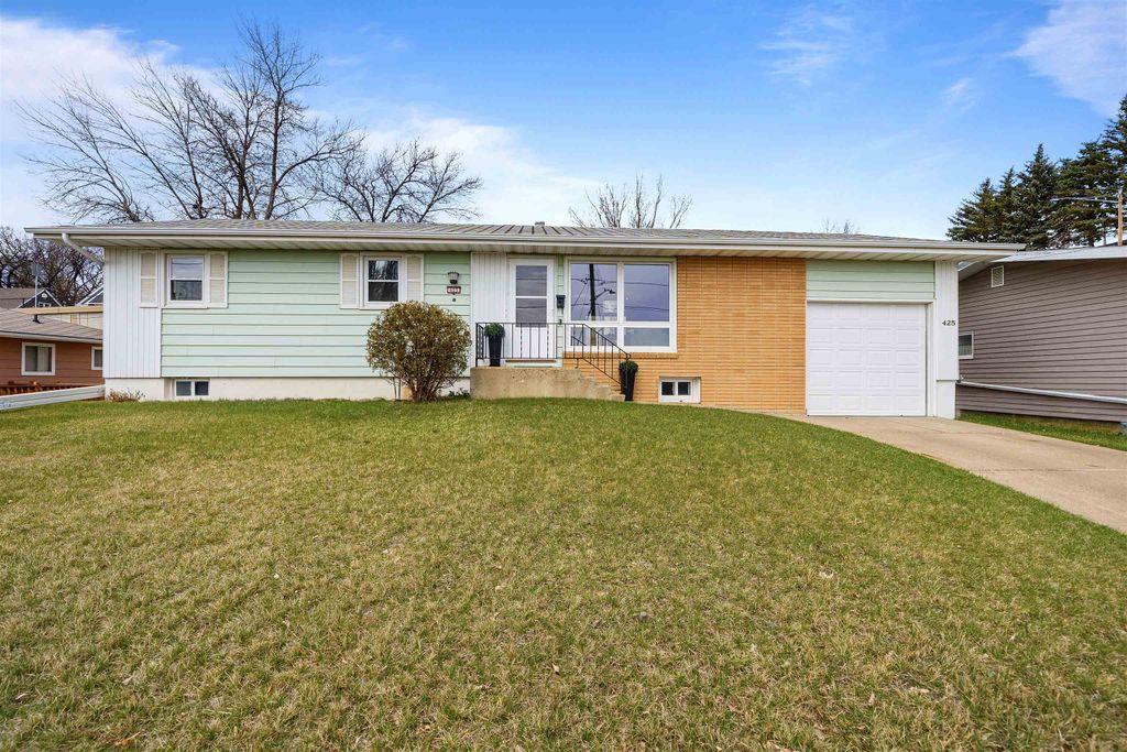 425 11th Ave NE, Minot, ND 58703