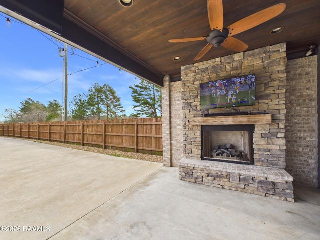 1001 Renella Simon Drive, Breaux Bridge, LA 70517