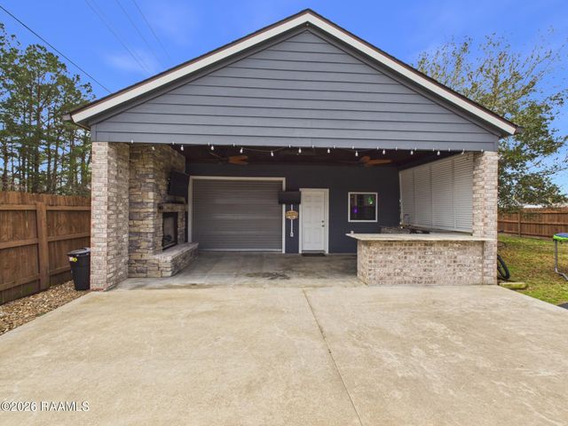 1001 Renella Simon Drive, Breaux Bridge, LA 70517