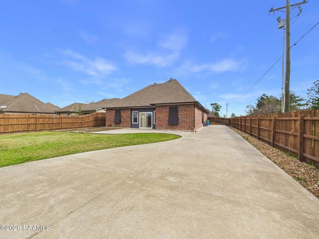 1001 Renella Simon Drive, Breaux Bridge, LA 70517