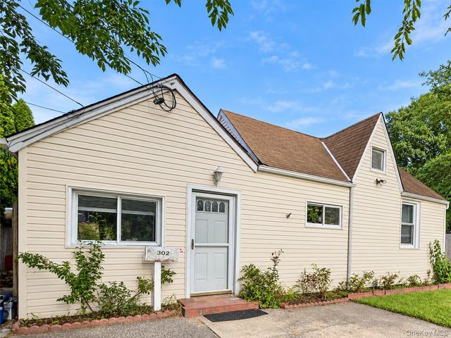 302 McCall Avenue, West Islip, NY 11795