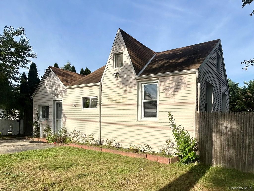 302 McCall Avenue, West Islip, NY 11795 — exterior