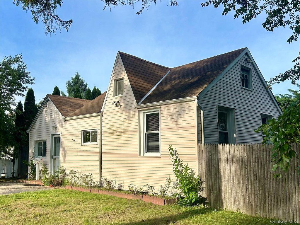 302 McCall Avenue, West Islip, NY 11795 — photo 2
