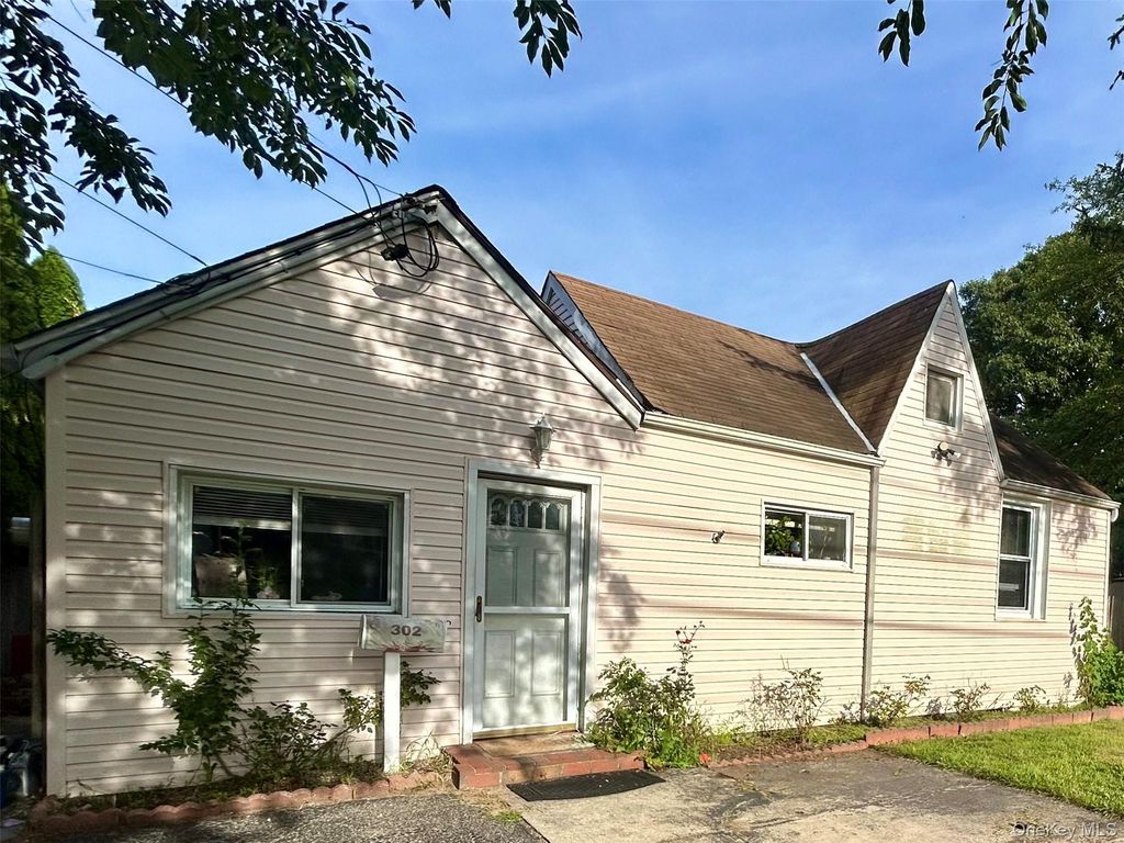 302 McCall Avenue, West Islip, NY 11795 — photo 3