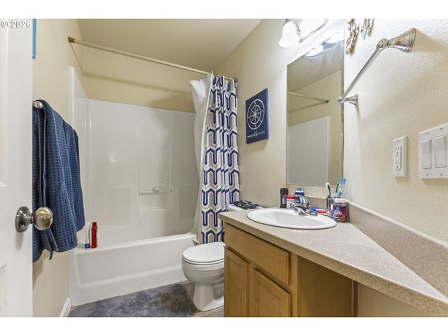 891 Kentucky Ave, Coos Bay, OR 97420