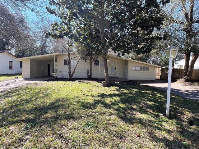 216 Camellia Street, Lake Jackson, TX 77566