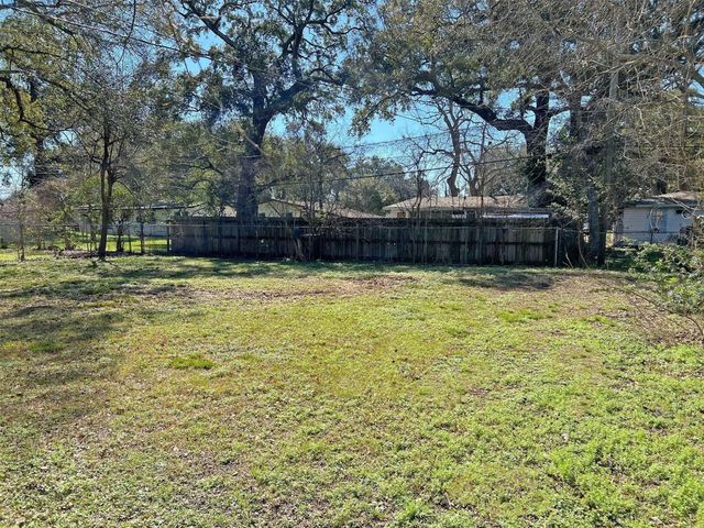 216 Camellia Street, Lake Jackson, TX 77566