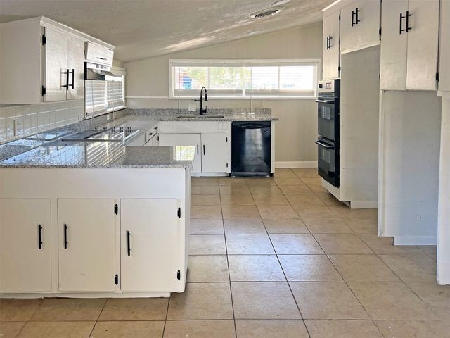 216 Camellia Street, Lake Jackson, TX 77566