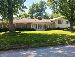 4904 Paris Drive, Godfrey, IL 62035