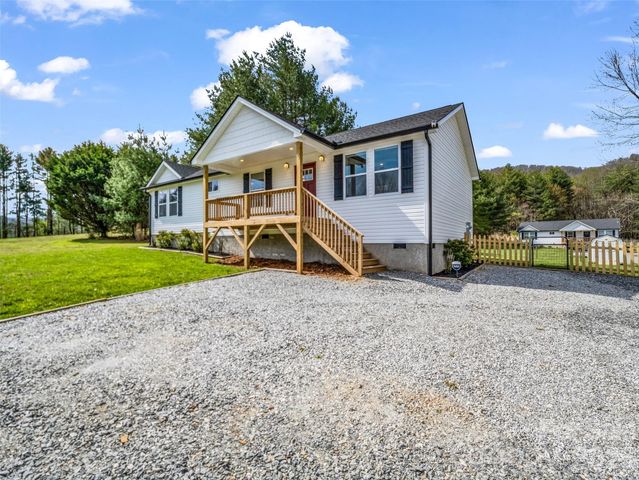 29 Kanes Drive, Hendersonville, NC 28739