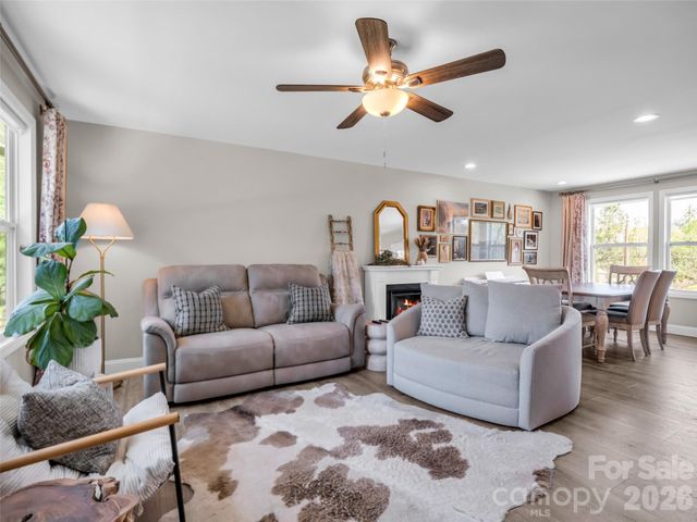 29 Kanes Drive, Hendersonville, NC 28739