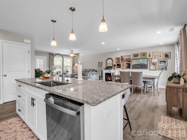 29 Kanes Drive, Hendersonville, NC 28739