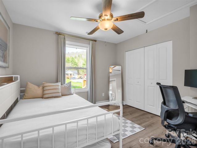 29 Kanes Drive, Hendersonville, NC 28739