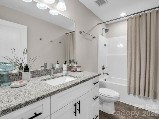 29 Kanes Drive, Hendersonville, NC 28739