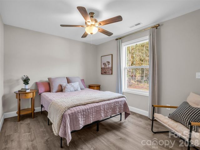 29 Kanes Drive, Hendersonville, NC 28739