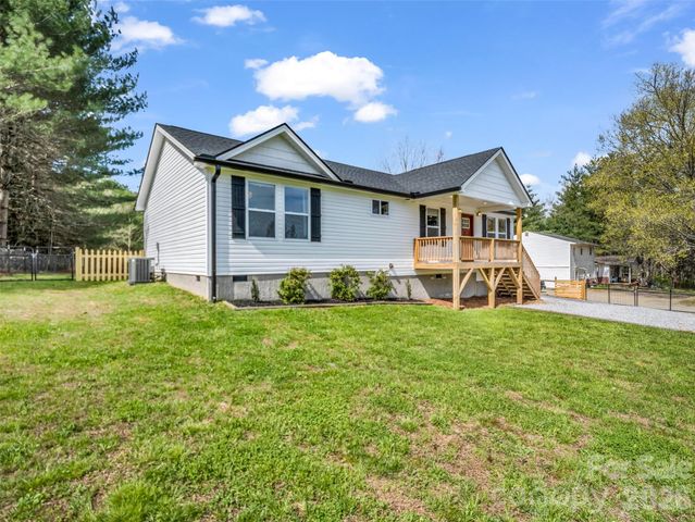 29 Kanes Drive, Hendersonville, NC 28739