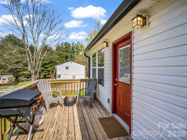 29 Kanes Drive, Hendersonville, NC 28739