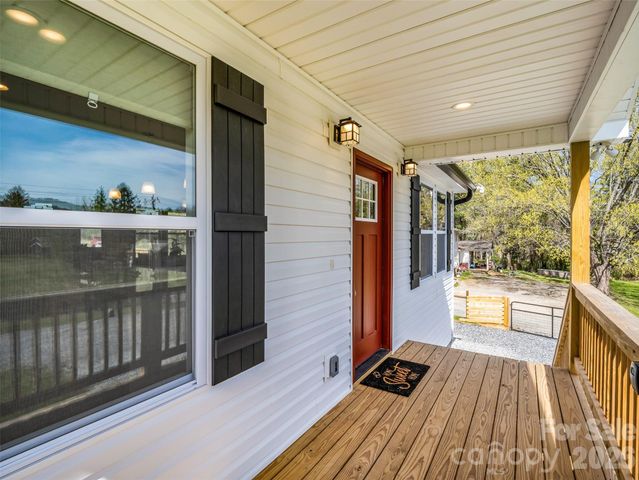 29 Kanes Drive, Hendersonville, NC 28739