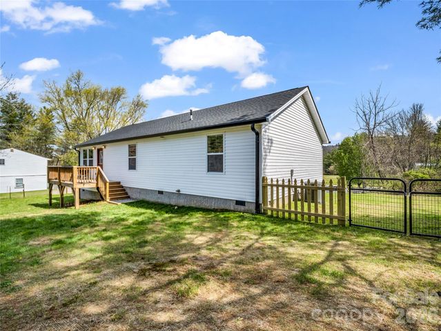 29 Kanes Drive, Hendersonville, NC 28739